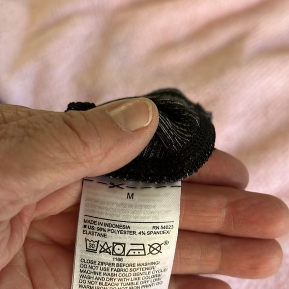 Old Navy active go-dry long sleeved athletic top. Size Medium - Picture 10 of 10